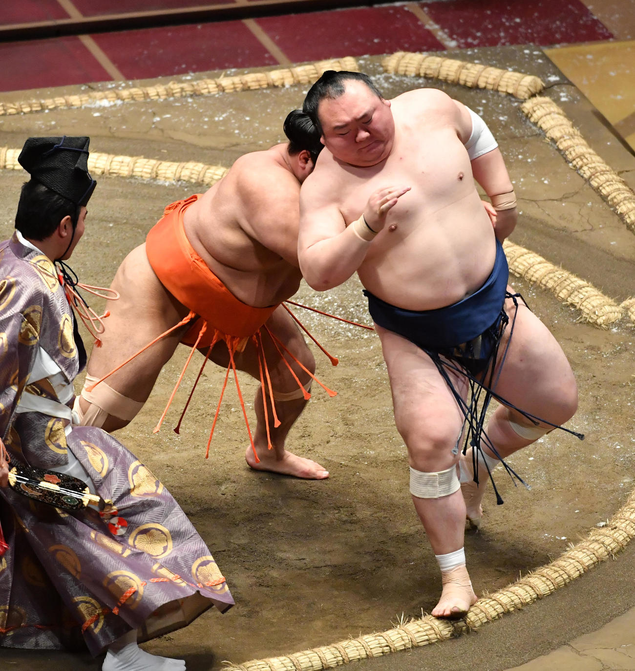 志摩ノ海（左）は宝富士を送り出しで破る（撮影・柴田隆二）