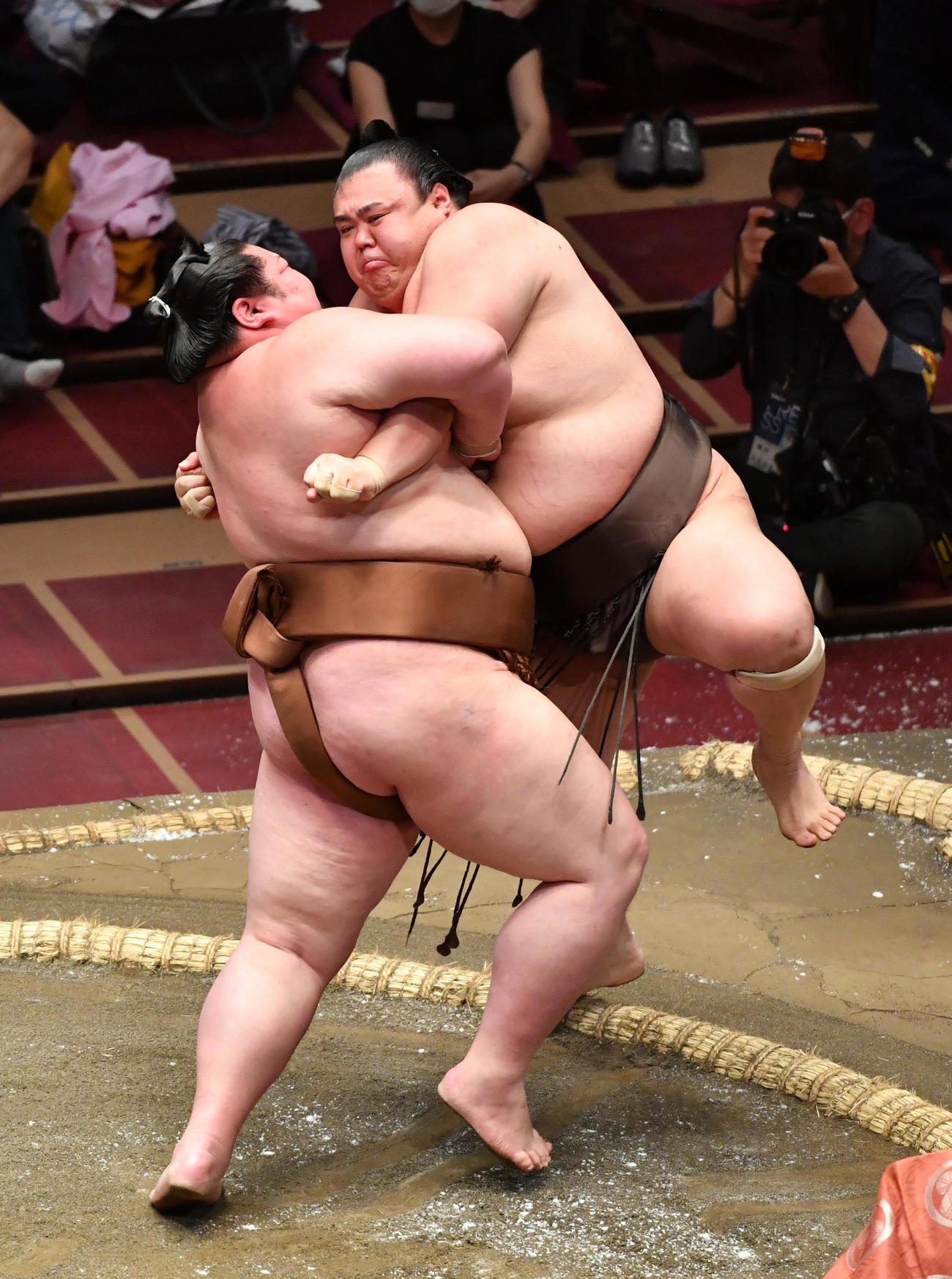 剣翔（左）は英乃海をきめ出しで破る（撮影・柴田隆二）