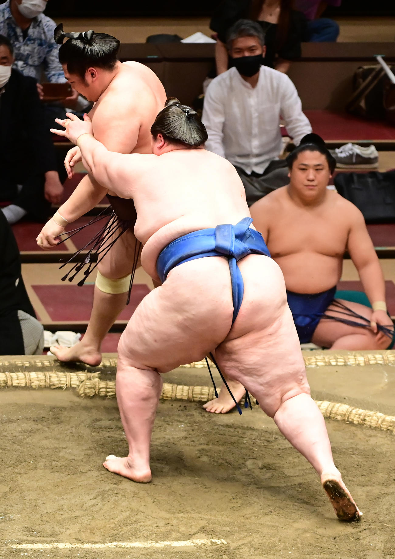 逸ノ城（右）は遠藤を押し出しで破る（撮影・小沢裕）