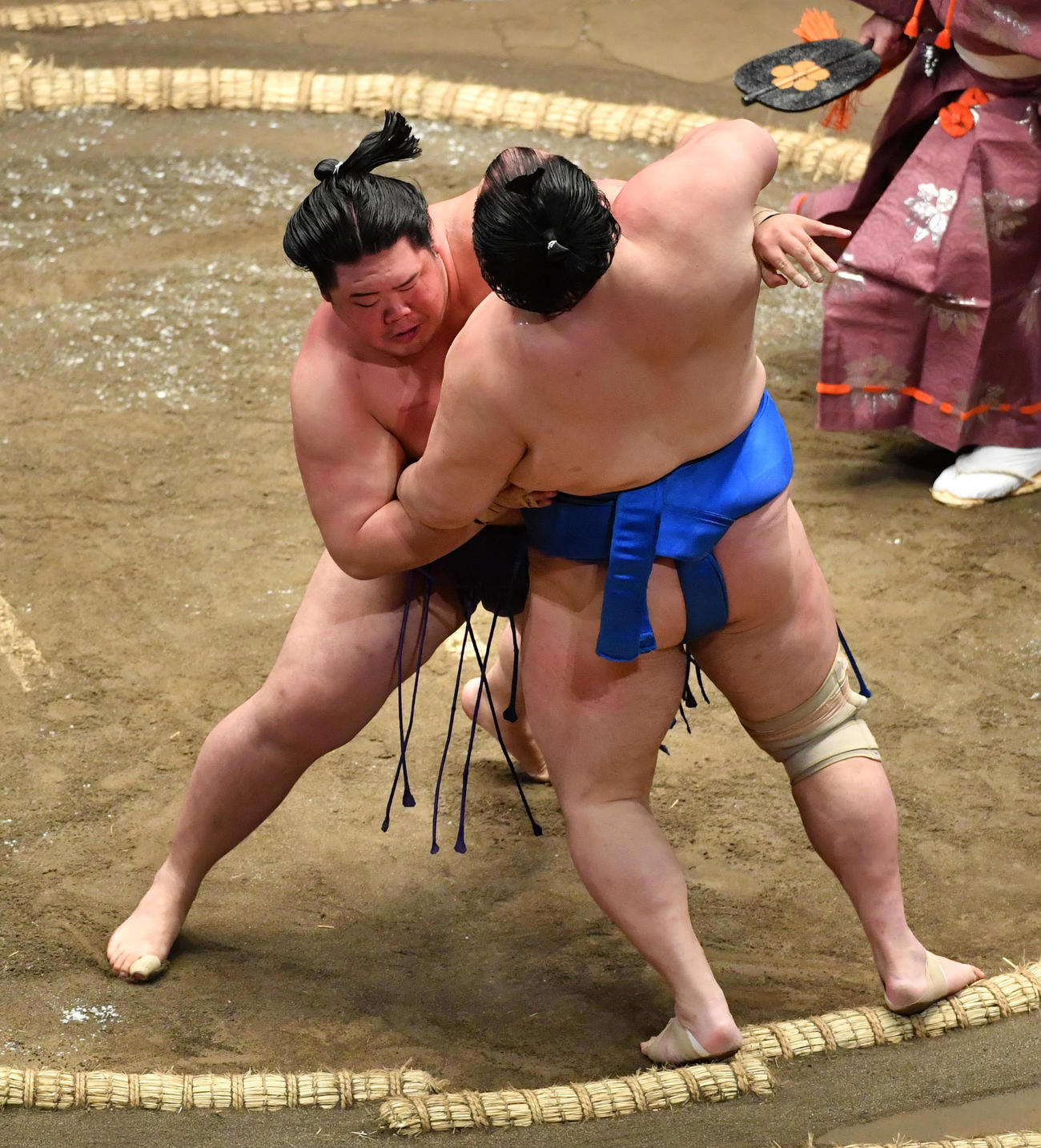 明生（左）は北勝富士を押し出しで破る（撮影・柴田隆二）