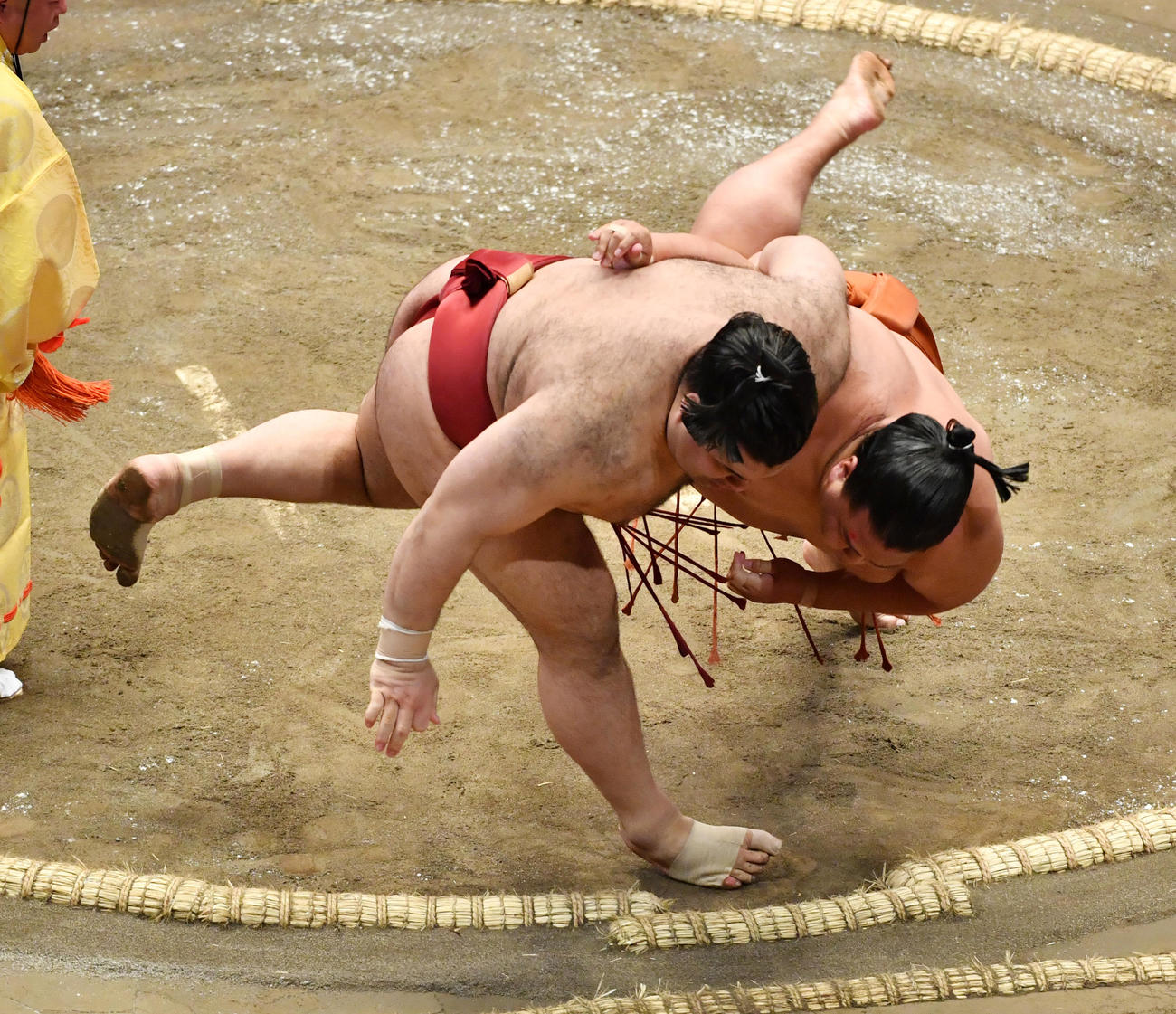 高安（左）は御嶽海を上手投げで破る（撮影・柴田隆二）