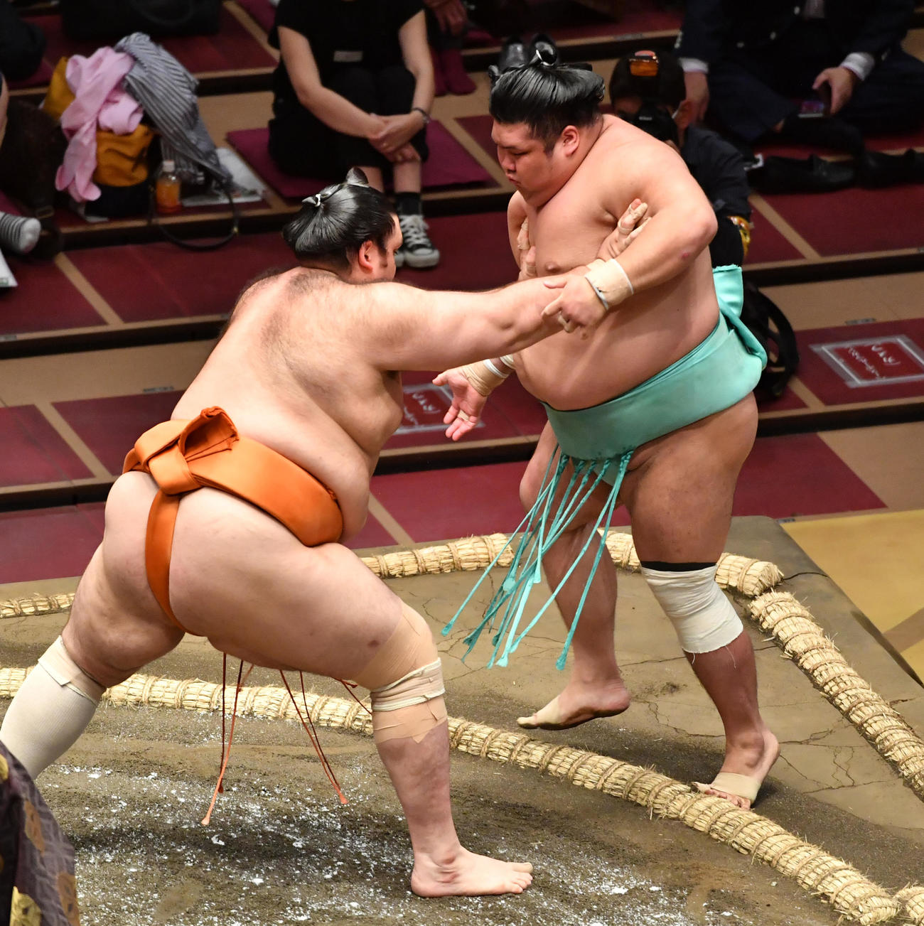 魁聖（左）は天空海を押し出しで破る（撮影・柴田隆二）