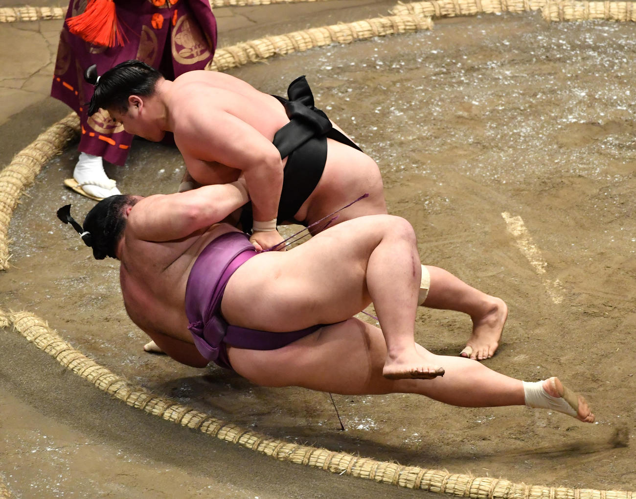 霧馬山（右）は朝乃山を上手投げで破る（撮影・柴田隆二）