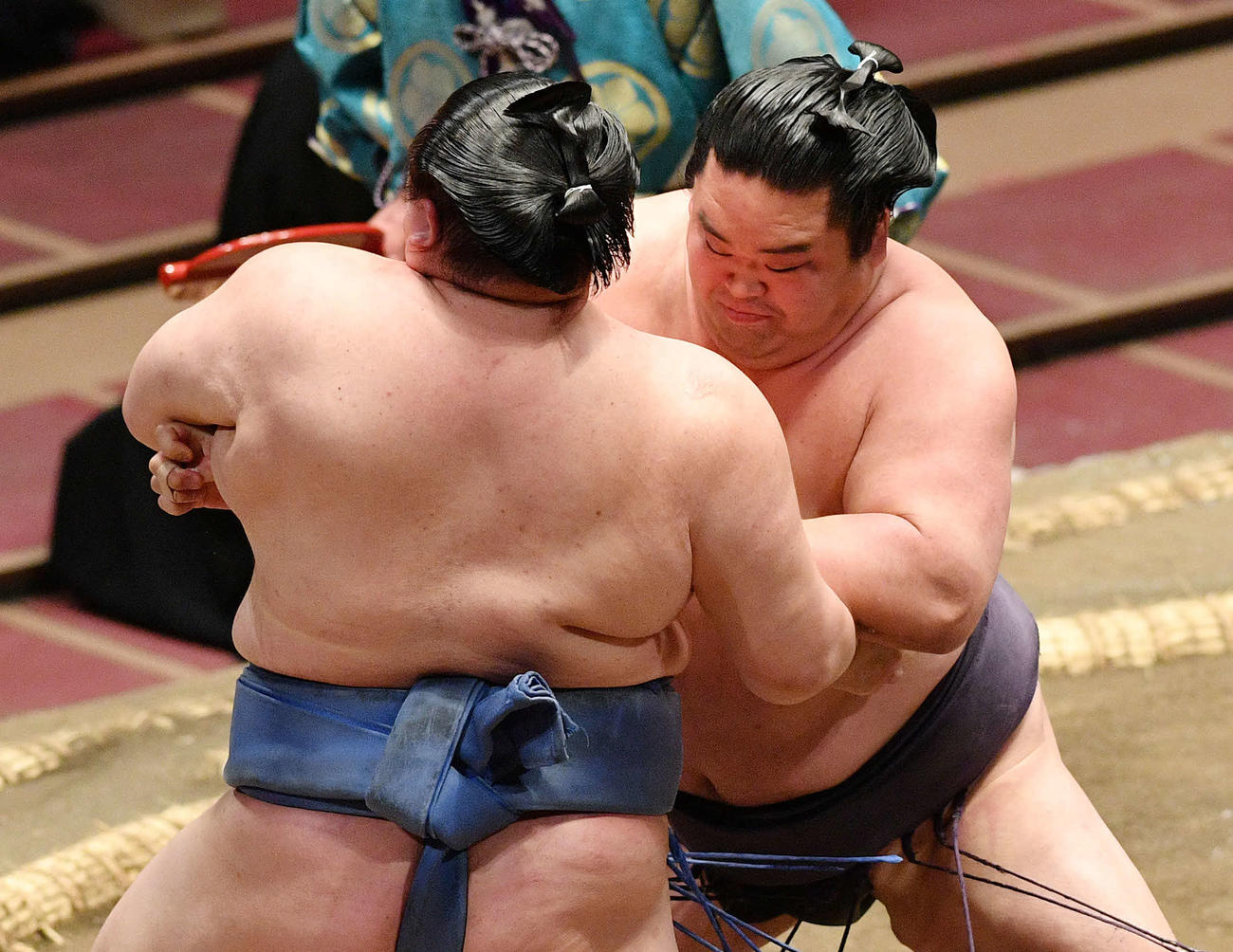 正代（手前）を攻める妙義龍（撮影・滝沢徹郎）