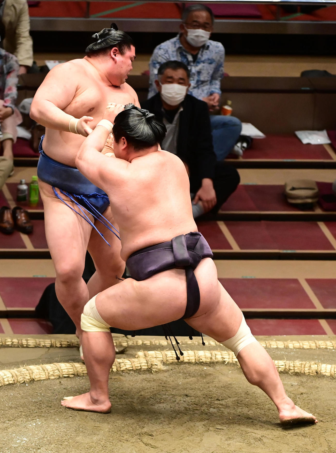 正代（左）は妙義龍に押し出しで敗れる（撮影・小沢裕）