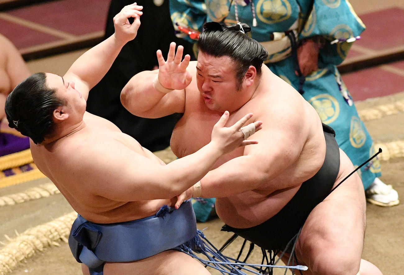 翔猿（左）を攻める貴景勝（撮影・滝沢徹郎）
