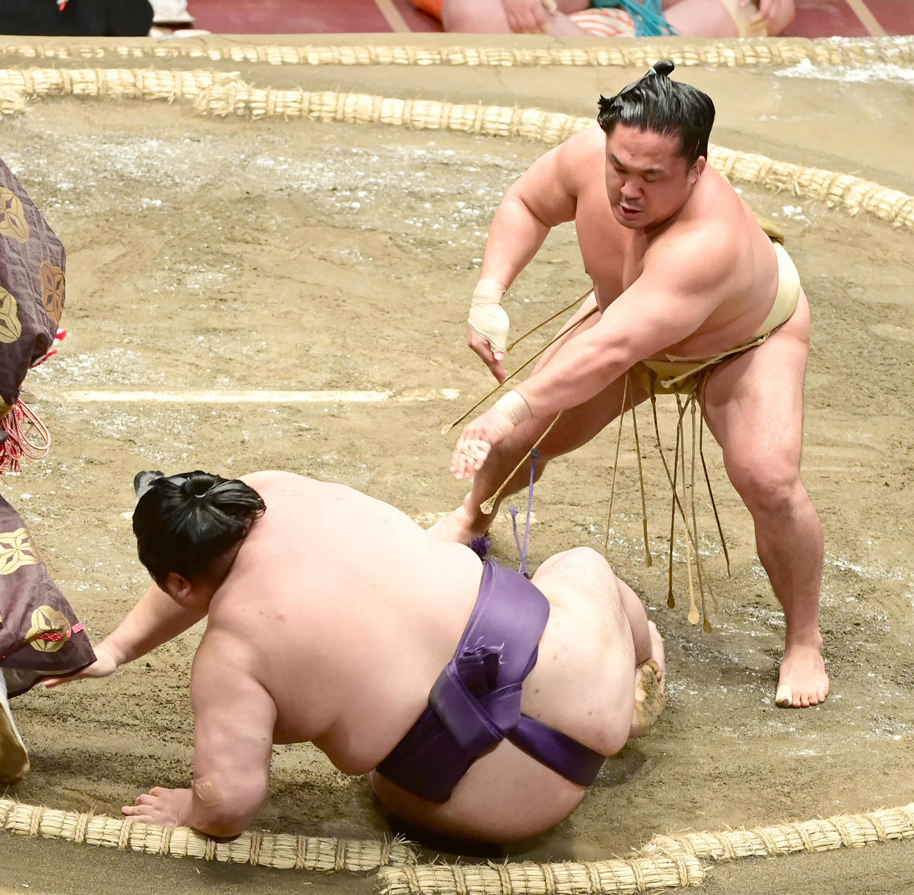 石浦（右）は上手出し投げで大奄美を破る（撮影・小沢裕）
