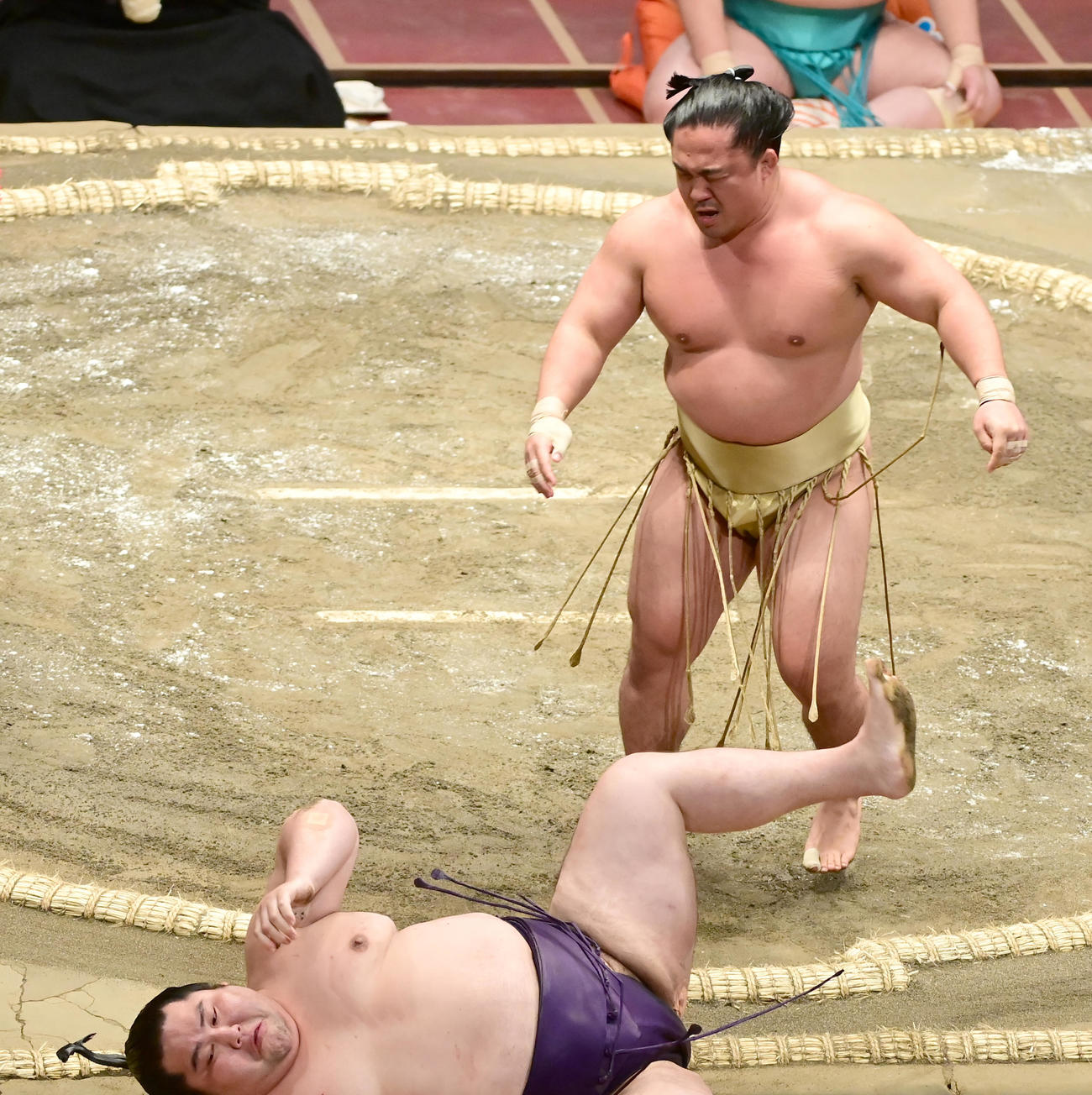 石浦（右）は上手出し投げで大奄美を破る（撮影・小沢裕）