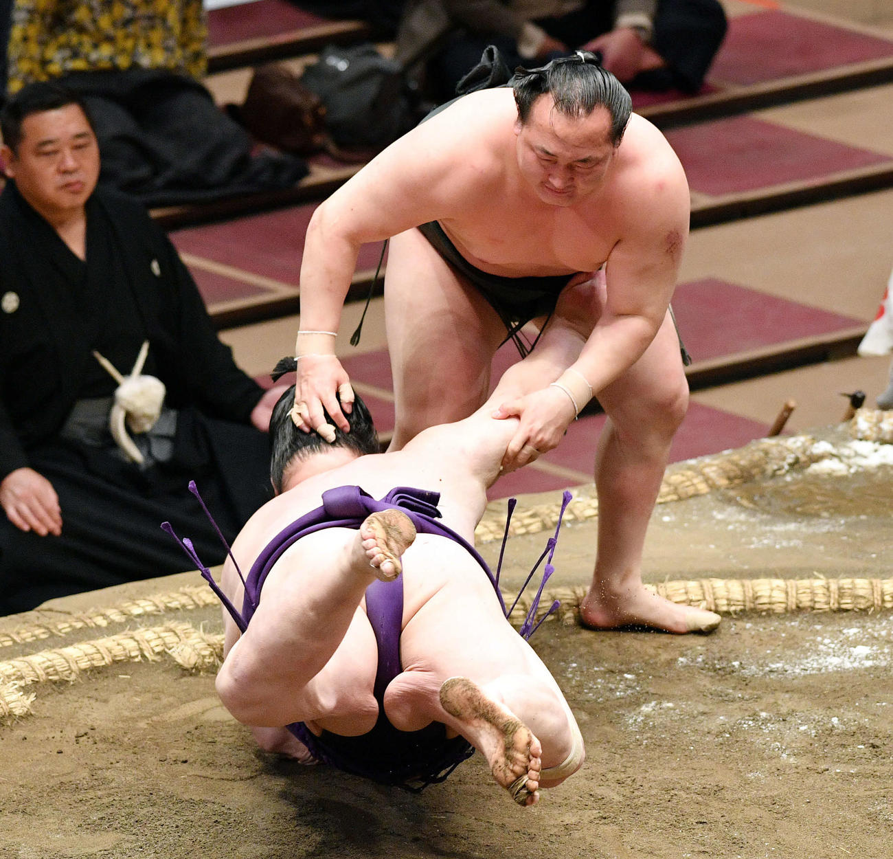 明瀬山（下）をはたき込みで破る千代翔馬（撮影・滝沢徹郎）