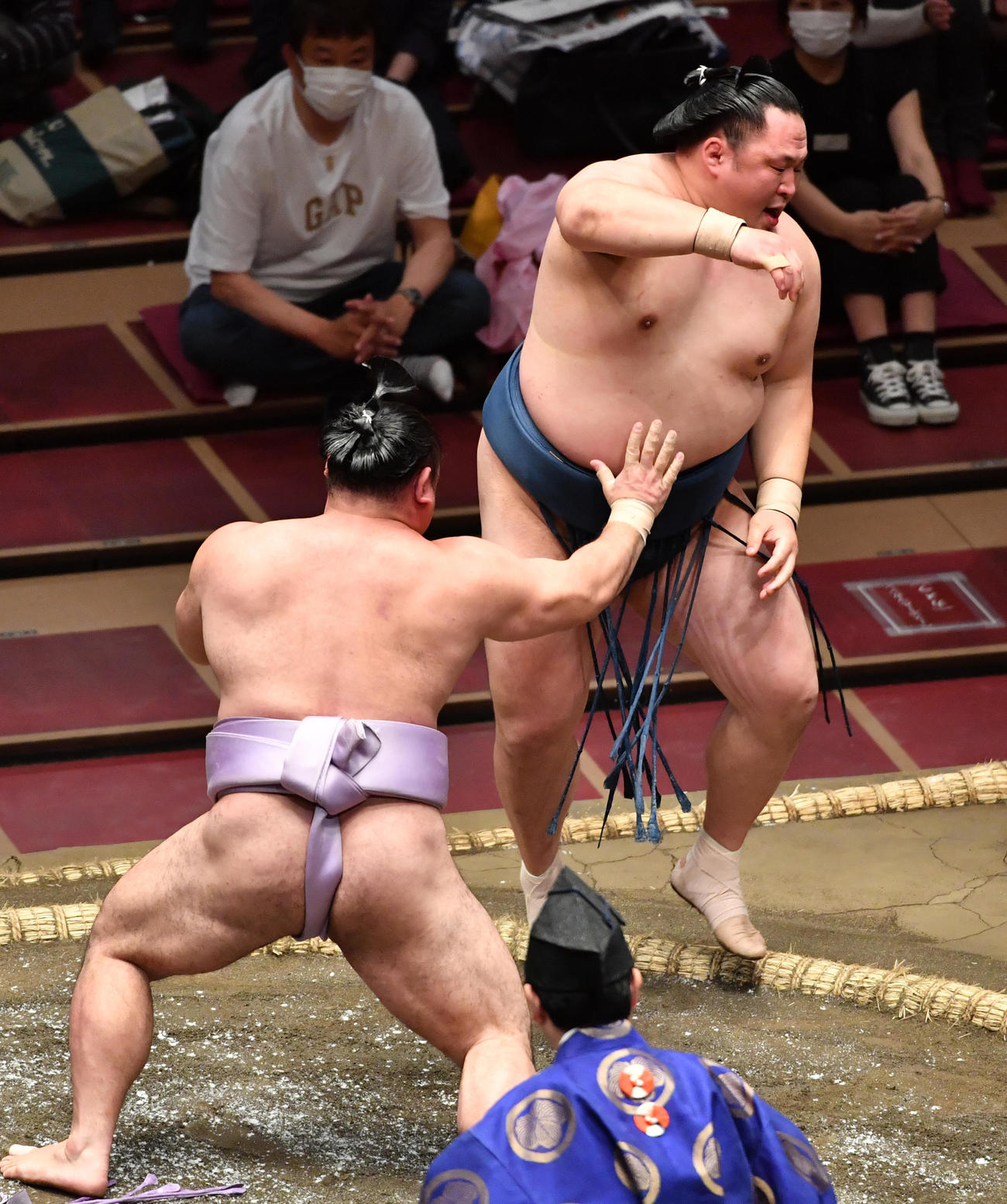 琴恵光（手前）は玉鷲を押し出しで破る（撮影・柴田隆二）