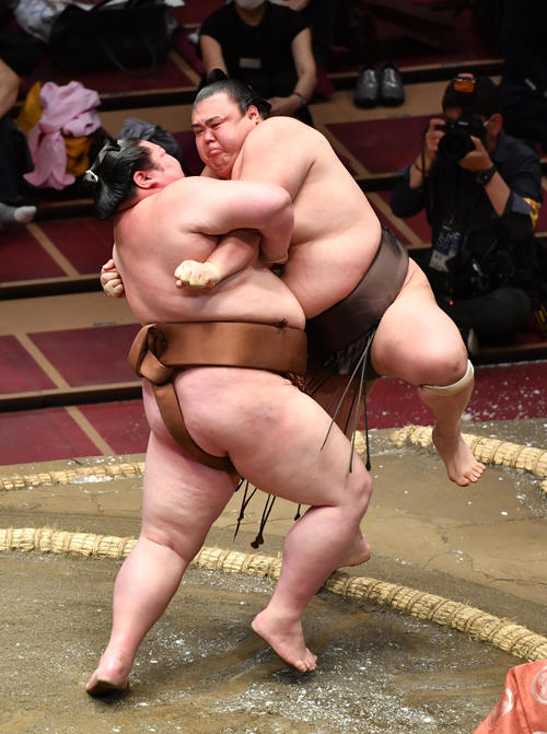 剣翔（左）は英乃海をきめ出しで破る（撮影・柴田隆二）