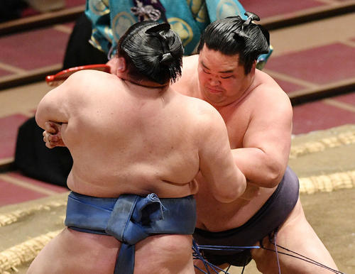 正代（手前）を攻める妙義龍（撮影・滝沢徹郎）