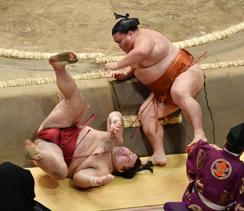 高安、御嶽海との“1敗対決”制す 照ノ富士は無傷6連勝 夏場所 