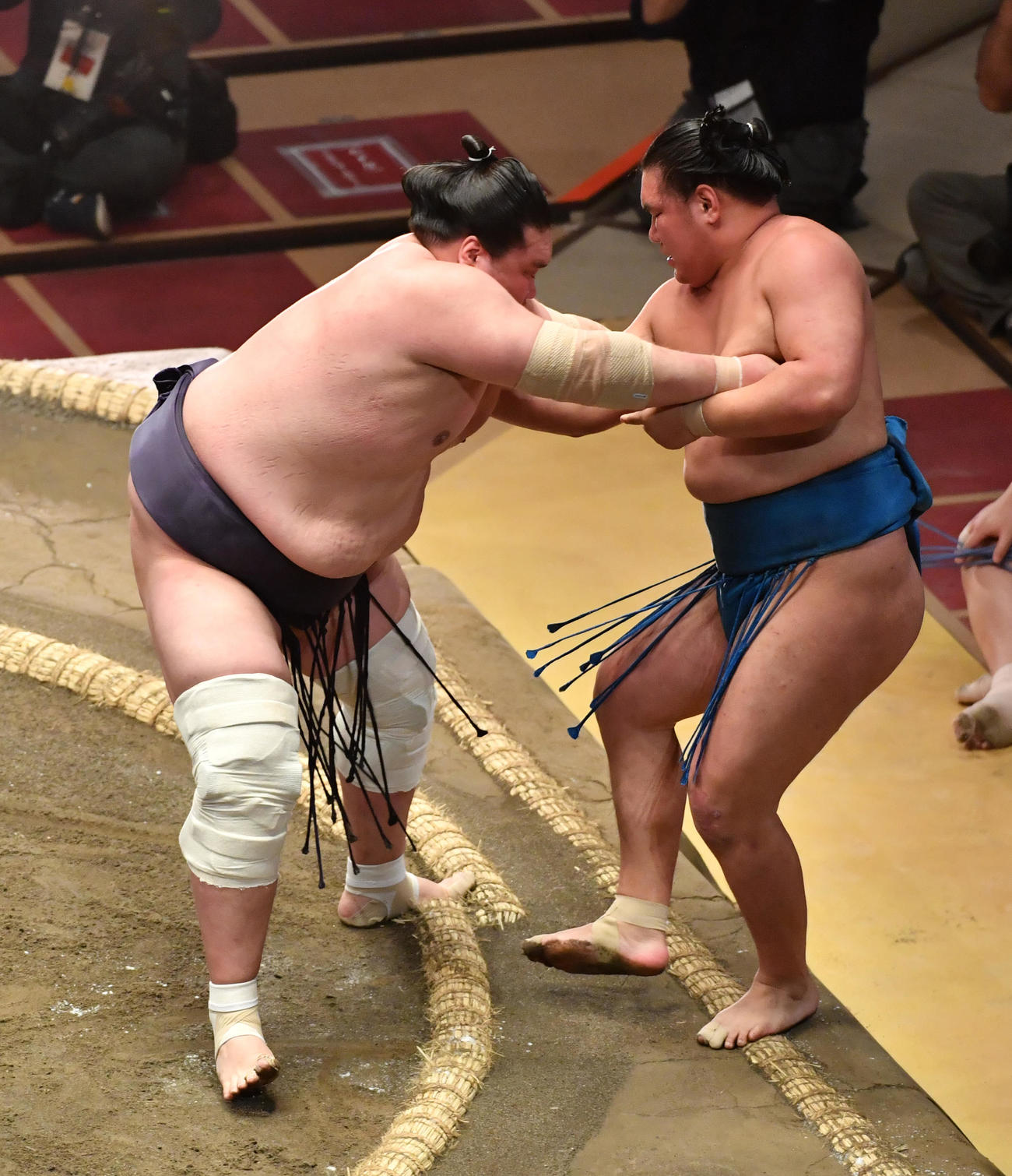 照ノ富士（左）豊昇龍を寄り切りで破る（撮影・柴田隆二）