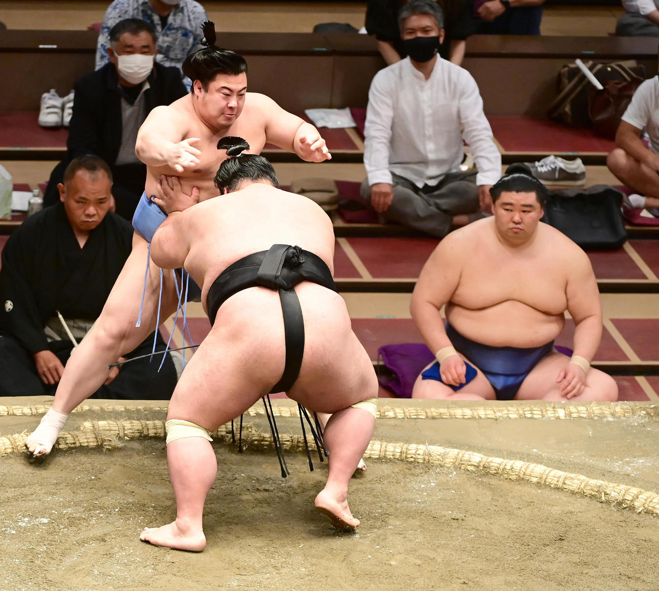 貴景勝は翔猿（左）を突き出しで破る。右は正代（撮影・小沢裕）