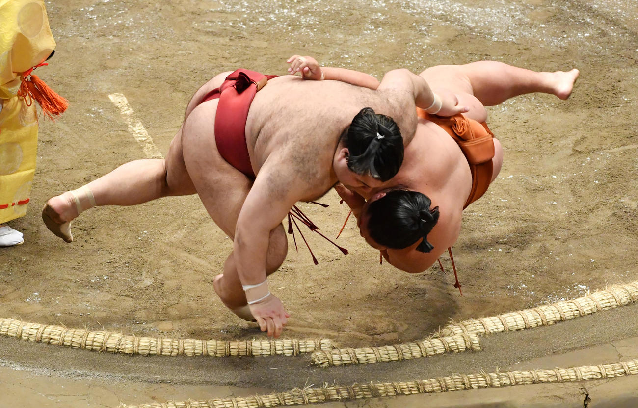 高安（左）は御嶽海を上手投げで破る（撮影・柴田隆二）