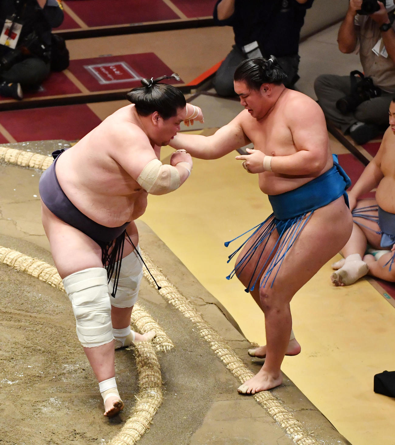 照ノ富士（左）豊昇龍を寄り切りで破る（撮影・柴田隆二）