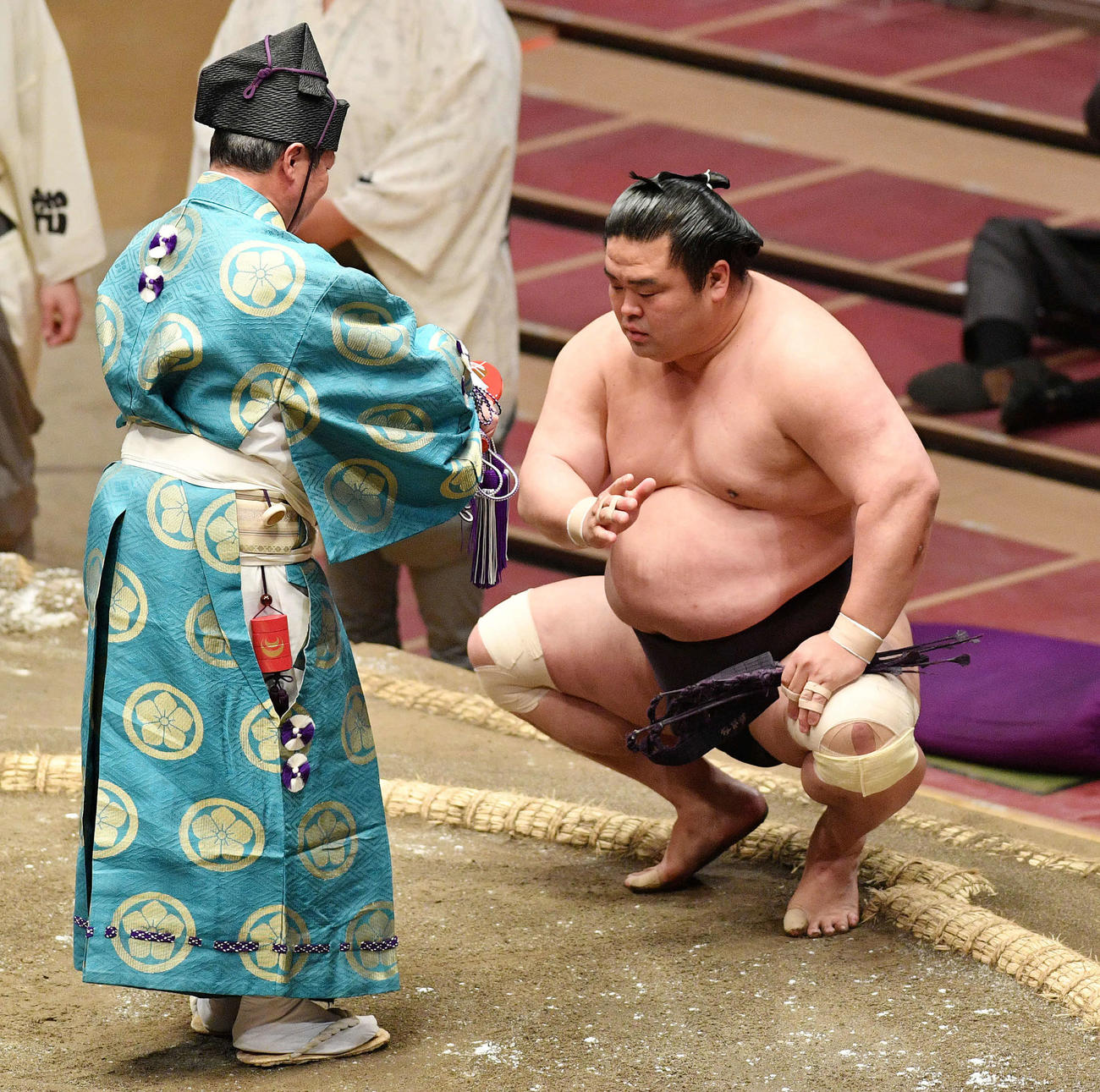 正代を破り懸賞金を受け取る妙義龍（撮影・滝沢徹郎）