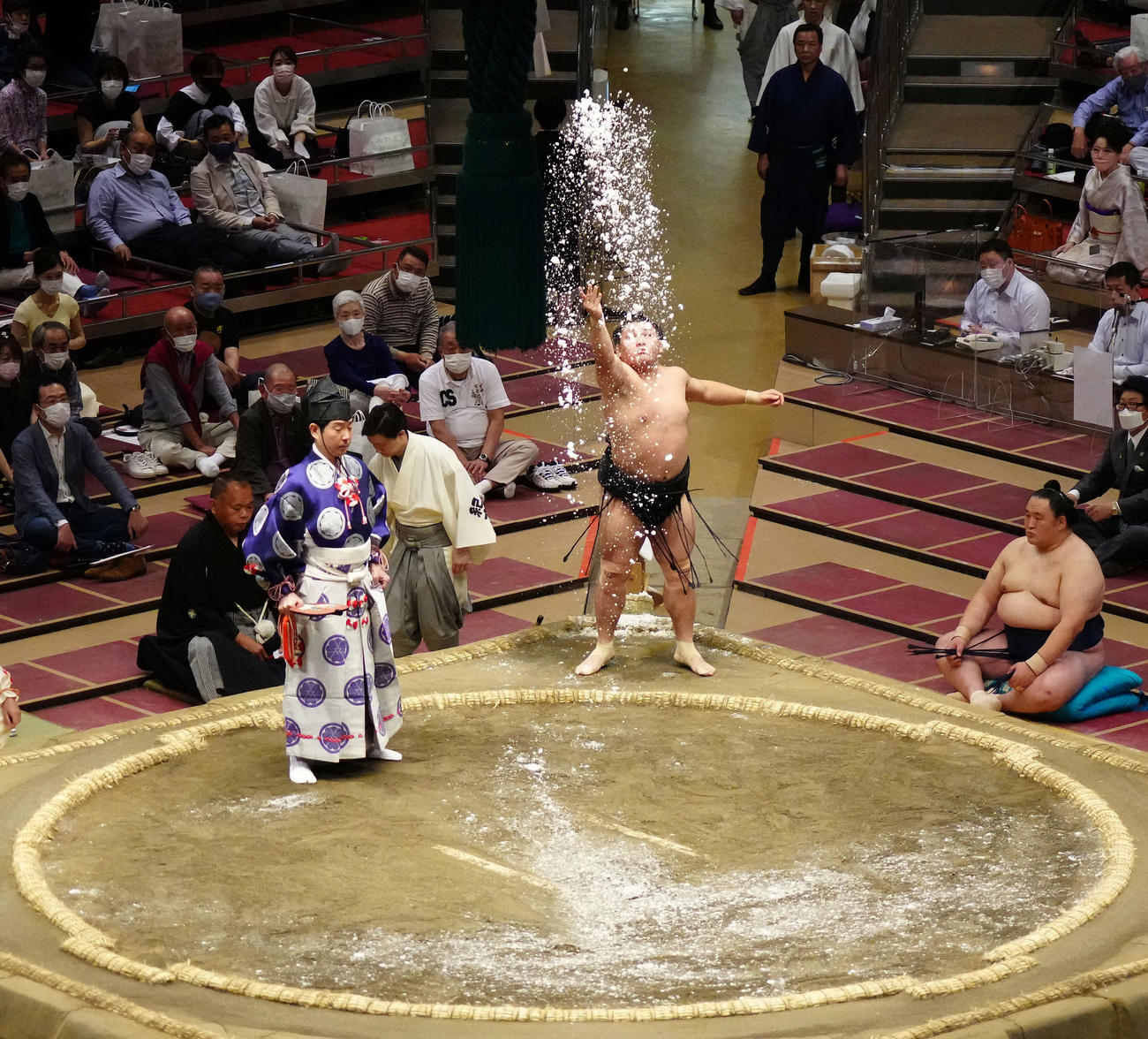 取組前に大量の塩をまく照強（撮影・江口和貴）