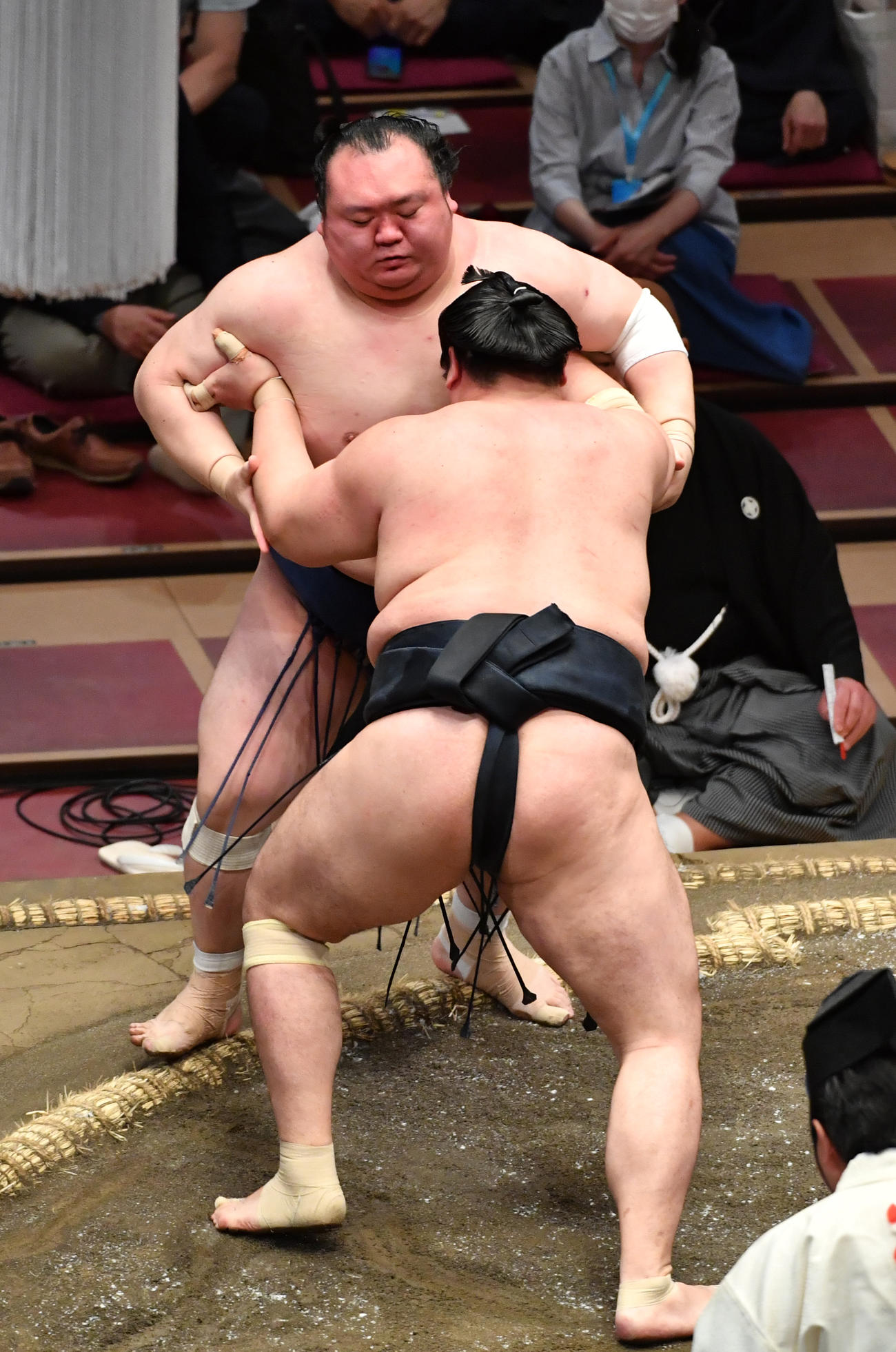 輝（手前）は宝富士を押し出しで破る（撮影・柴田隆二）