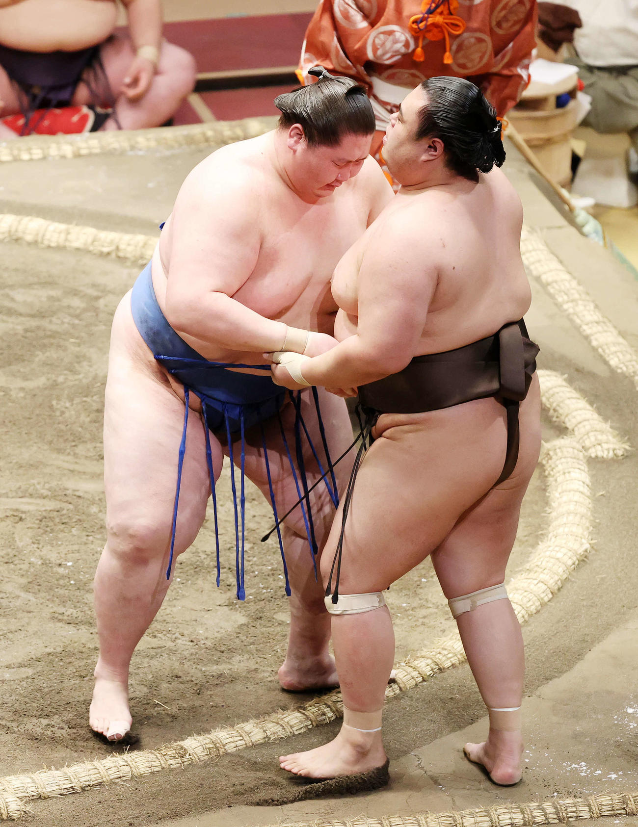 英乃海（右）を寄り切りで破る逸ノ城（撮影・鈴木正人）