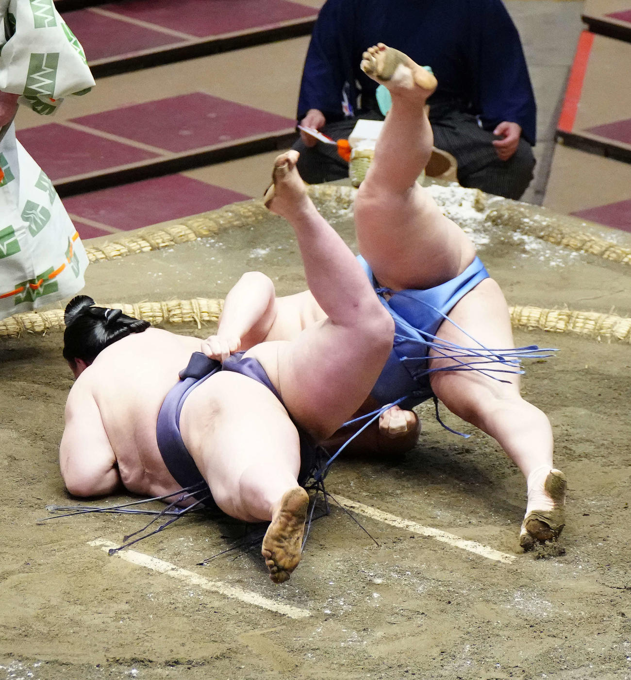 阿武咲（左）と翔猿との取組は同体となる（撮影・江口和貴）
