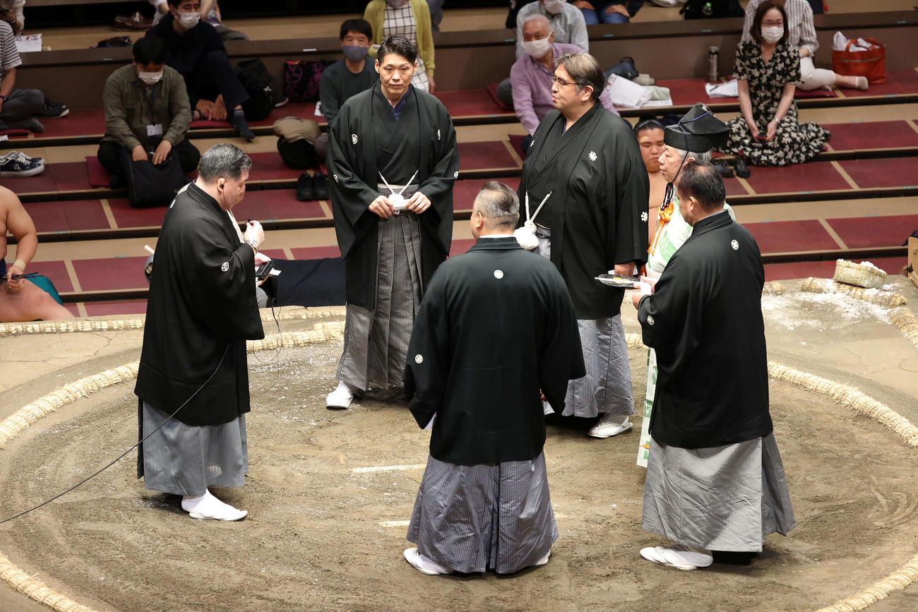 阿武咲と翔猿の一番で物言いが付き協議する審判団（撮影・鈴木正人）