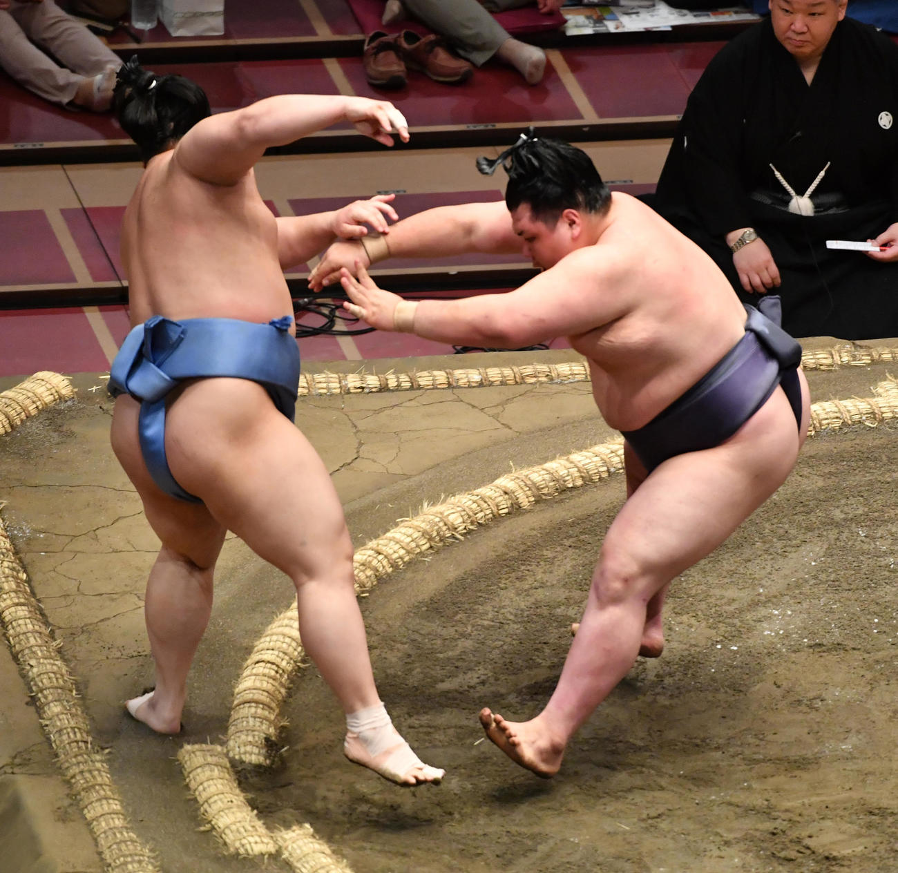 同体取り直しの一番で、阿武咲（右）は翔猿を押し出しで破る（撮影・柴田隆二）