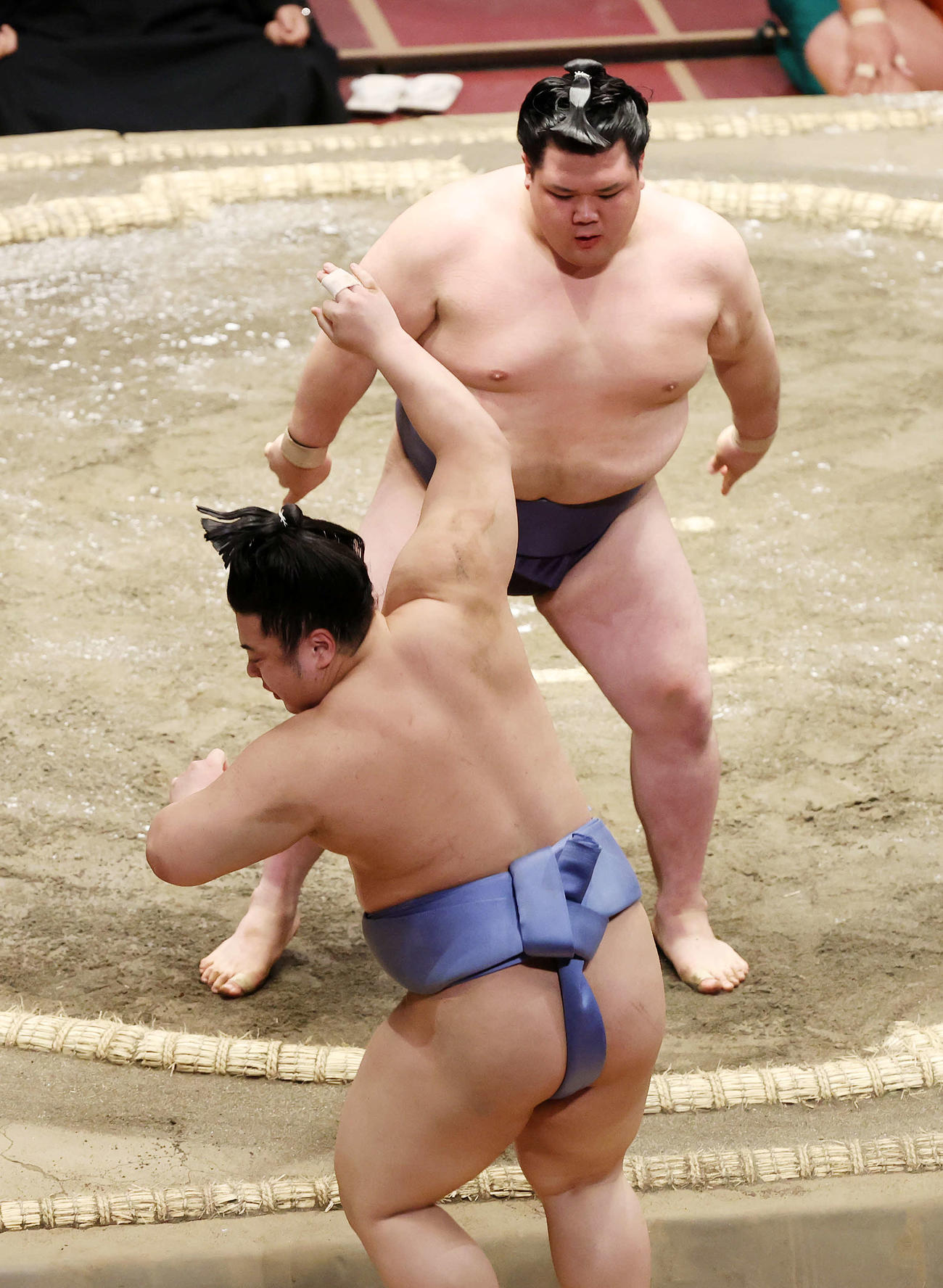 翔猿（手前）を押し出しで破る阿武咲（撮影・鈴木正人）