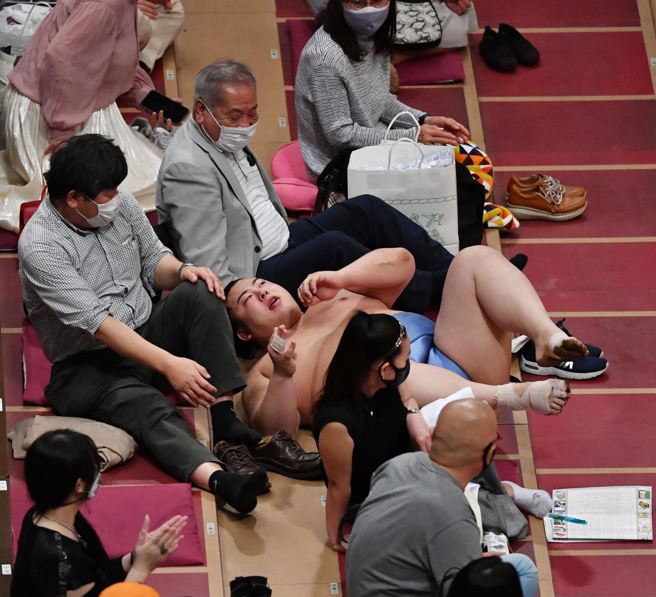同体取り直しの一番で、阿武咲の押し出しに客席まで飛んだ翔猿（撮影・柴田隆二）