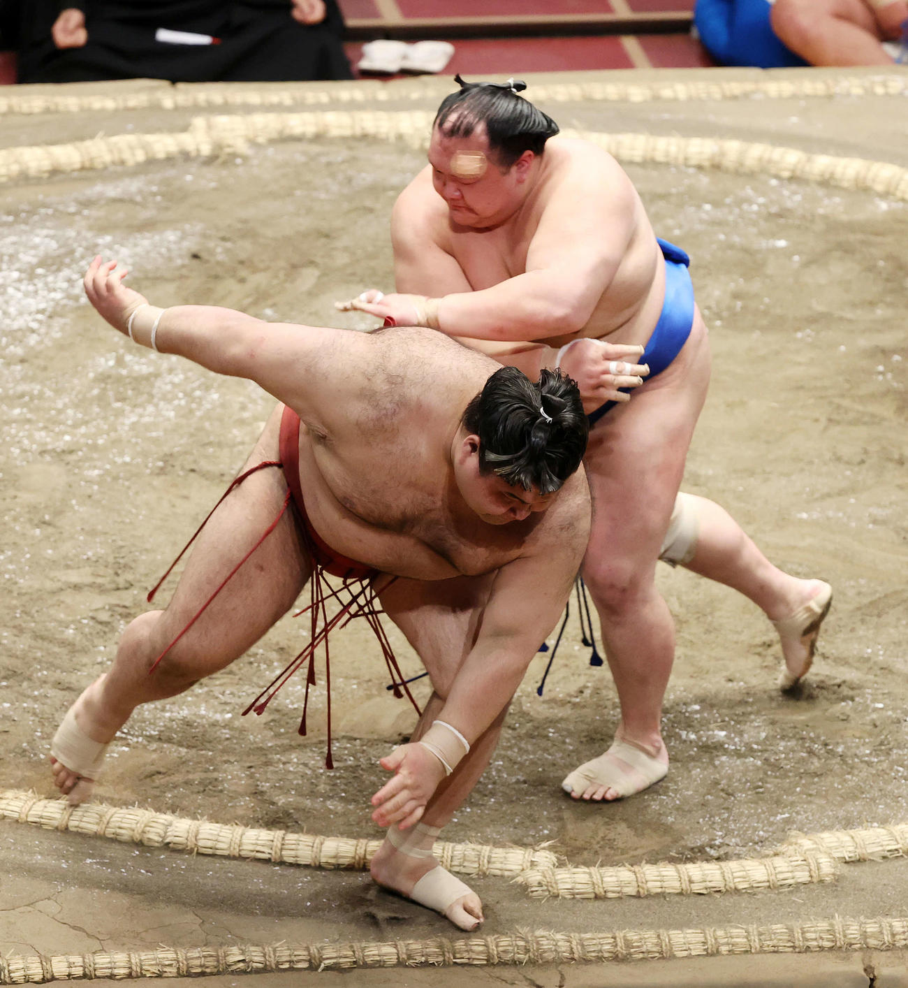 高安（手前）を突き落としで破る北勝富士（撮影・鈴木正人）