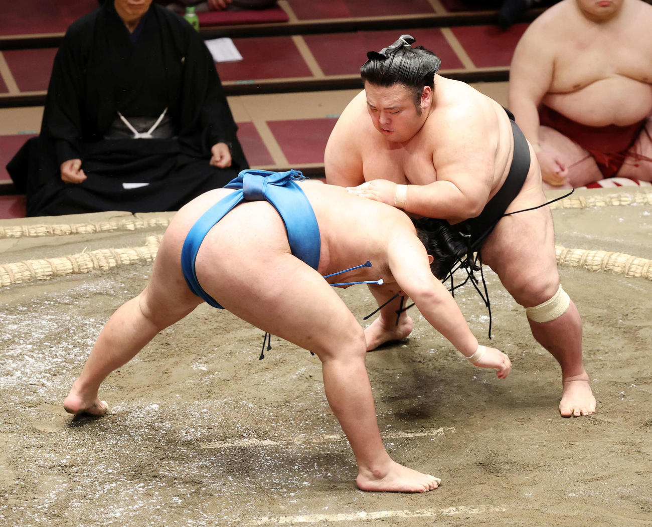 豊昇龍（左）をはたき込みで破る貴景勝（撮影・鈴木正人）