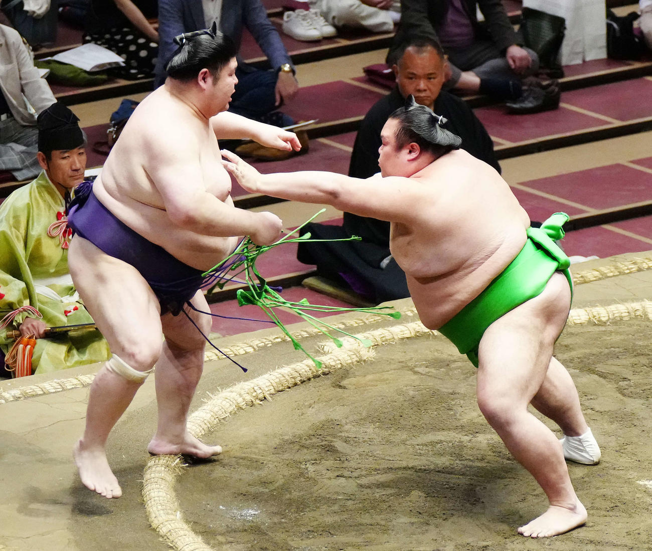 明瀬山（左）を押し出しで破る千代丸（撮影・江口和貴）