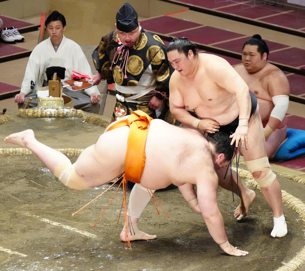 魁聖（手前）をはたき込みで破る隠岐の海（撮影・江口和貴）