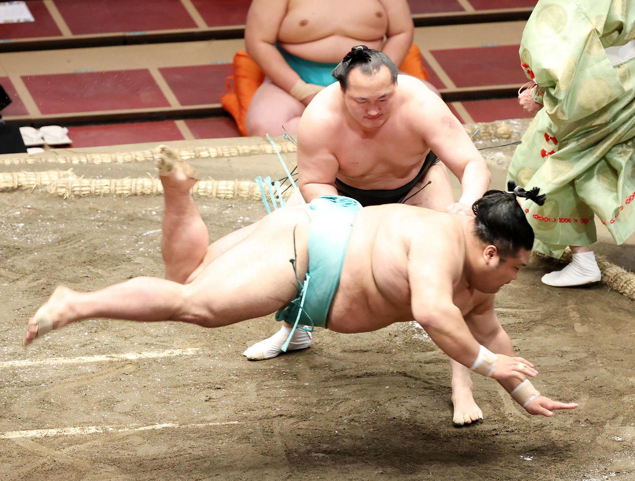 天空海（手前）を上手投げで破る千代翔馬（撮影・鈴木正人）