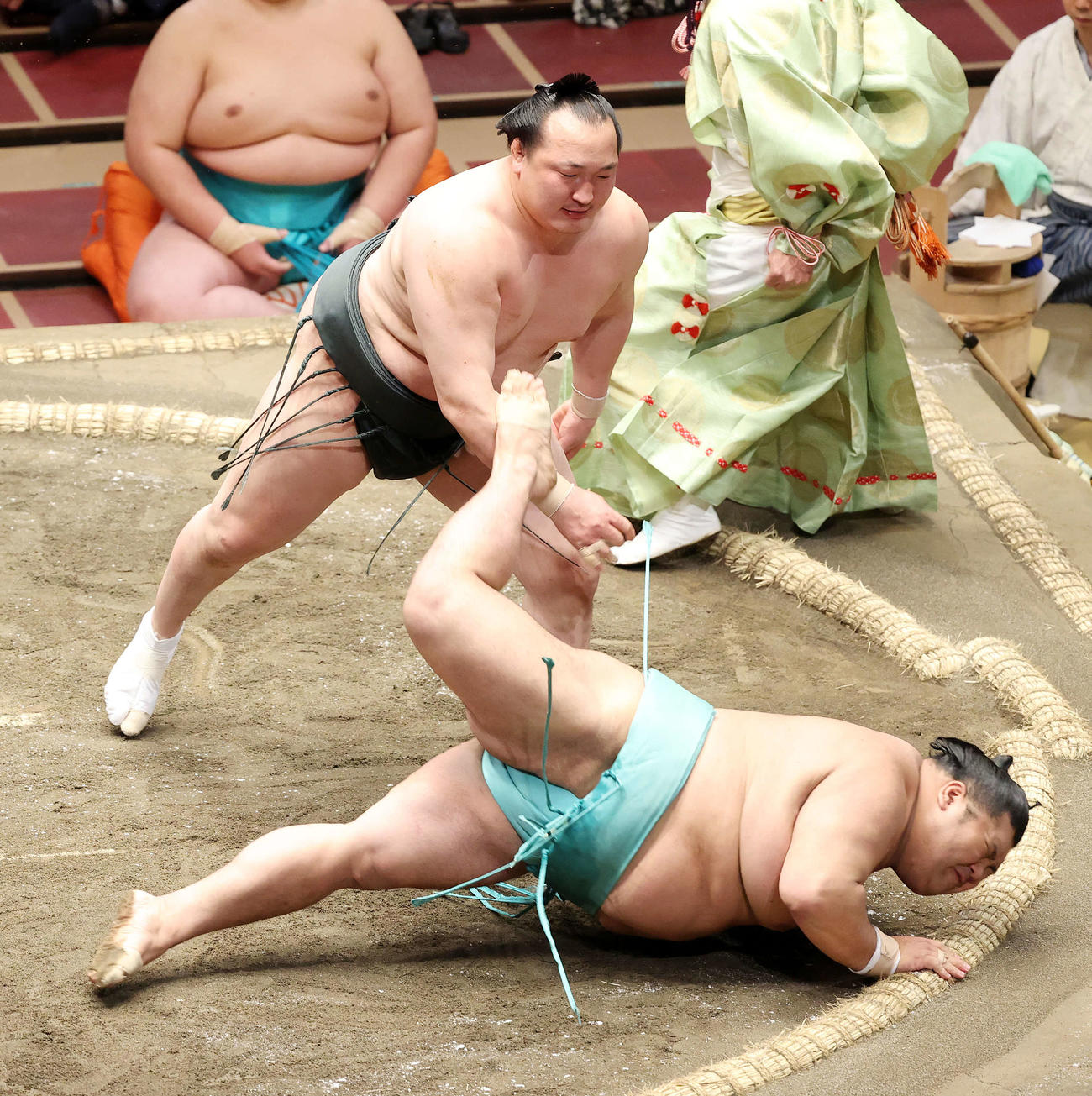 天空海（手前）を上手投げで破る千代翔馬（撮影・鈴木正人）