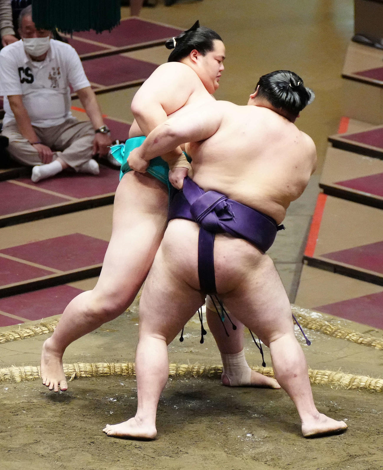 大奄美（右）に寄り切りで敗れる琴ノ若（撮影・江口和貴）