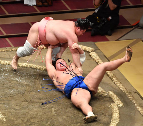 宇良（上）は琴勝峰を肩透かしで破る（撮影・柴田隆二）