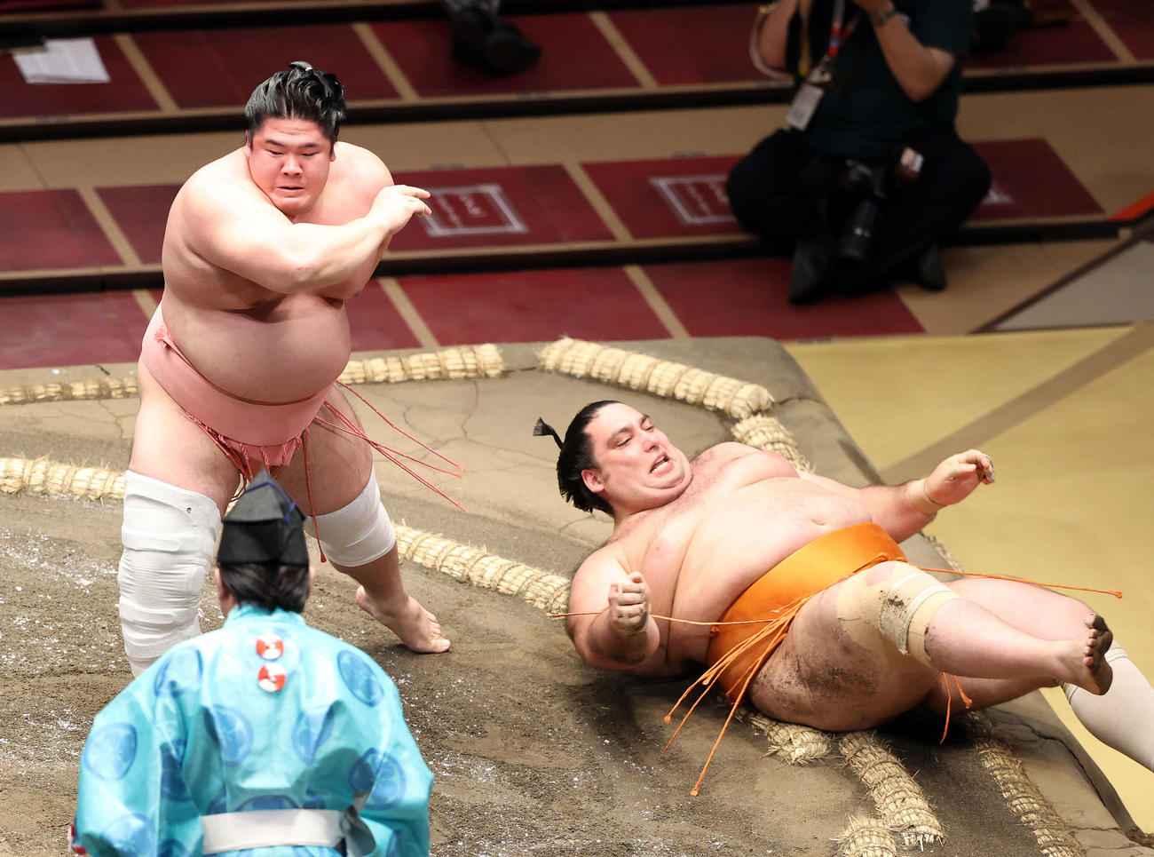 魁聖（右）をすくい投げで破る宇良（撮影・鈴木正人）