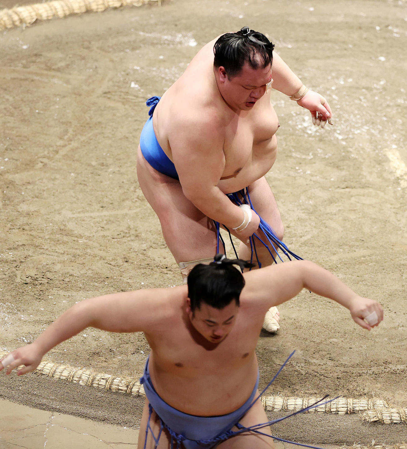 翔猿（手前）を押し出しで破る北勝富士（撮影・鈴木正人）