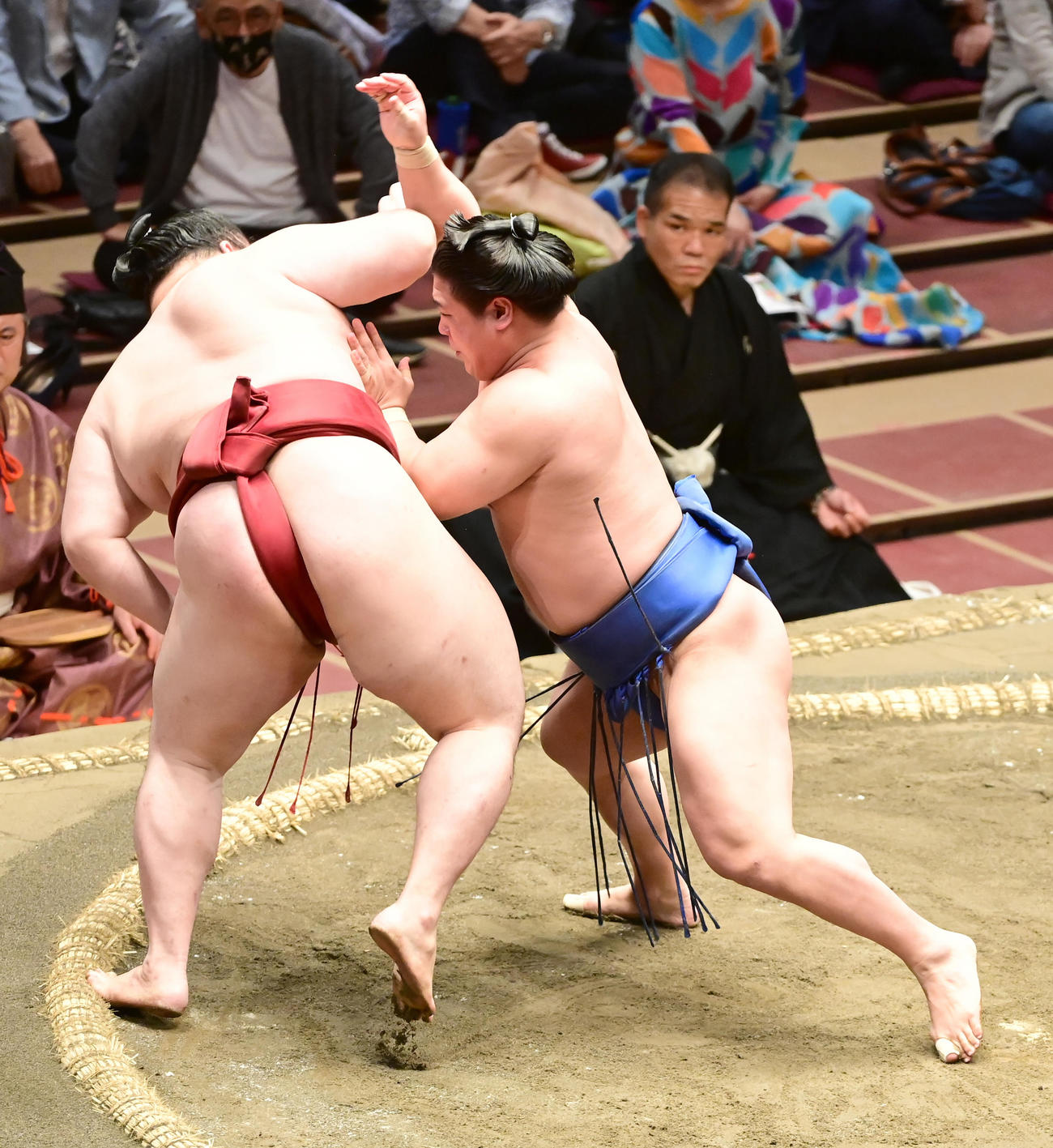 若隆景（右）は隆の勝を押し出しで破る（撮影・小沢裕）