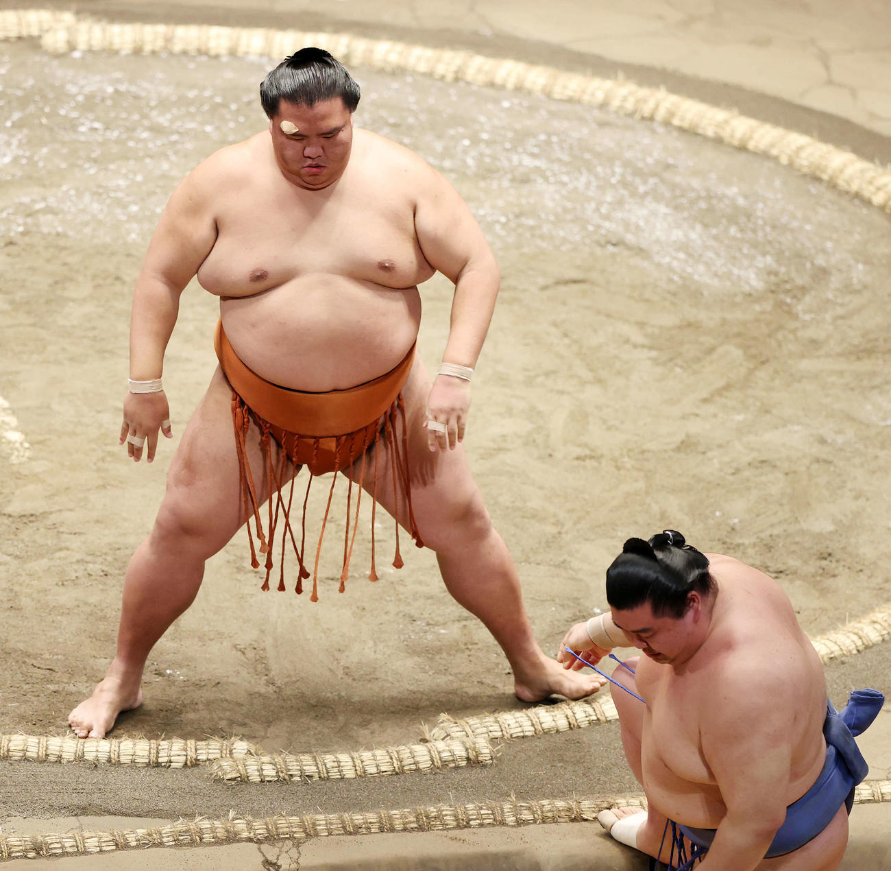 正代（右）を押し出しで破った御嶽海（撮影・鈴木正人）