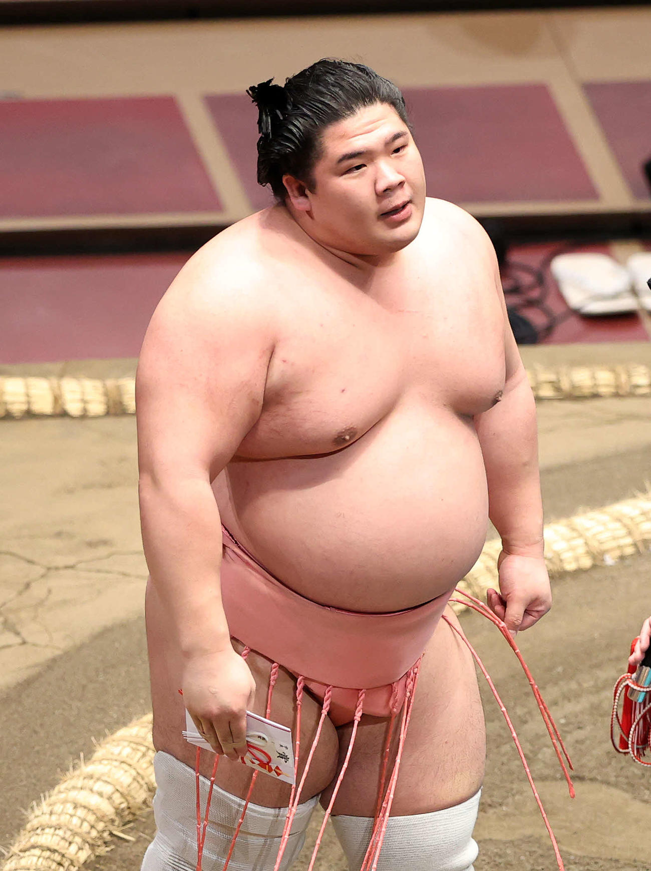 懸賞金を手に土俵を引き揚げる宇良（撮影・鈴木正人）