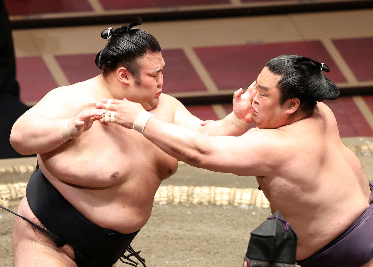 妙義龍（右）を攻める貴景勝（撮影・鈴木正人）