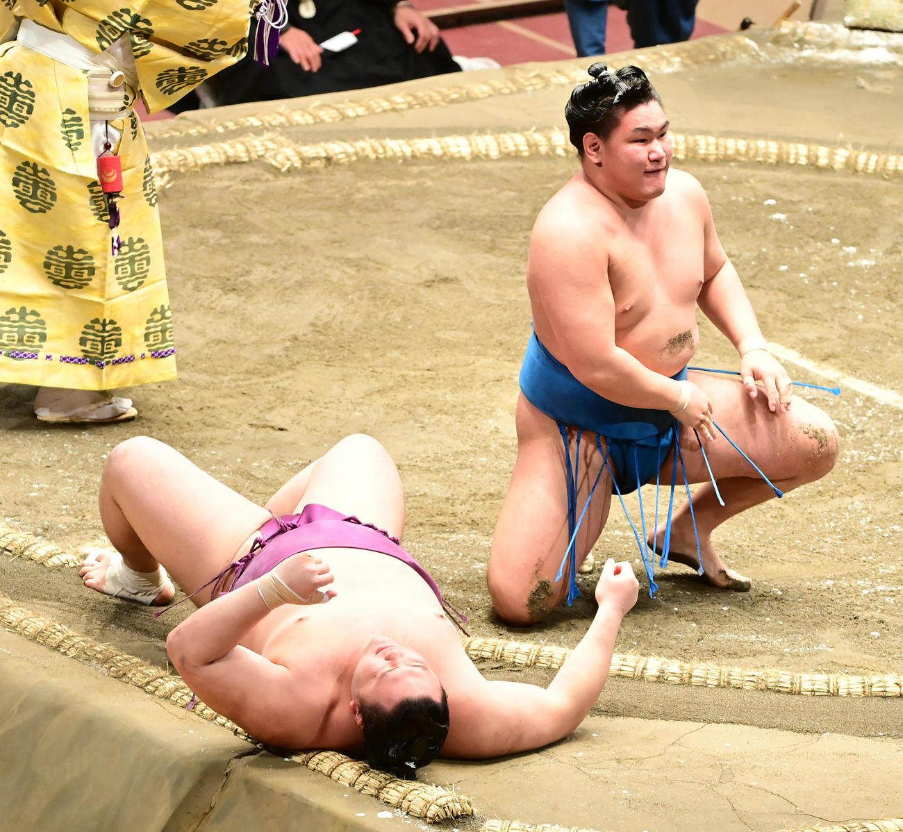 朝乃山（左）は豊昇龍に内がけで敗れる（撮影・小沢裕）