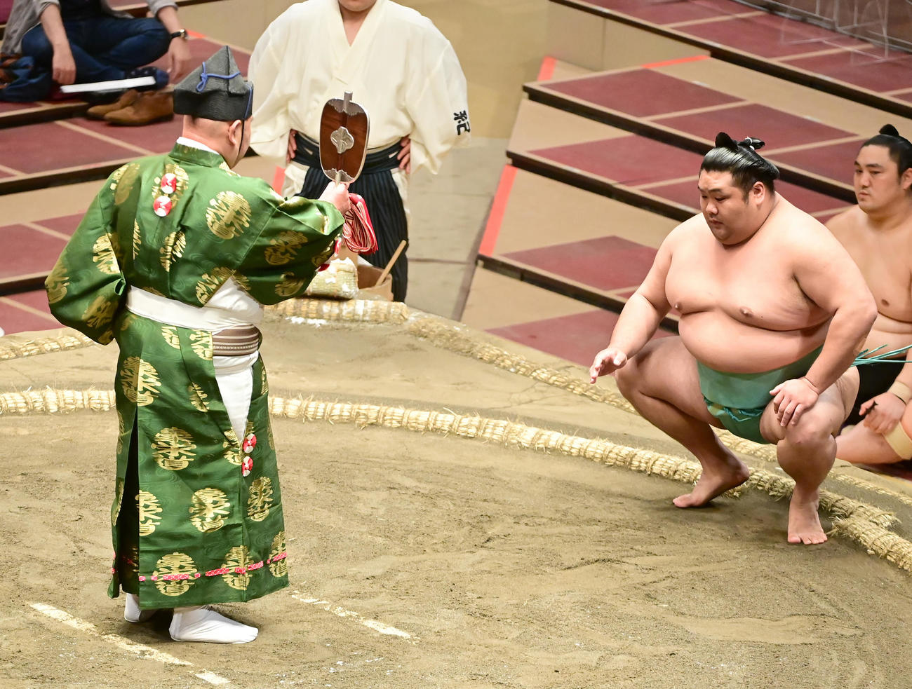 明瀬山の休場により不戦勝の勝ち名乗りを受ける天空海（撮影・小沢裕）