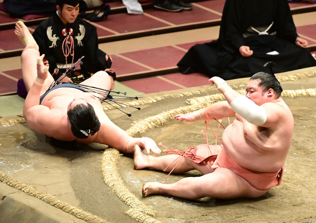 千代大龍（右）は輝を突き落としで破る（撮影・小沢裕）