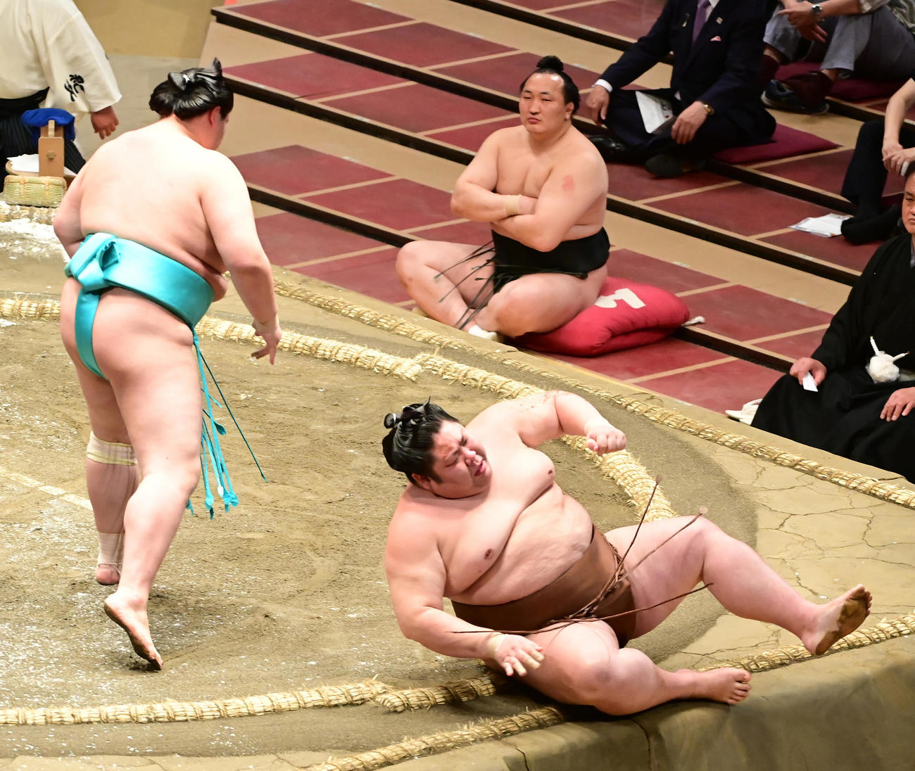 琴ノ若は剣翔（右）を上手出し投げで破る（撮影・小沢裕）