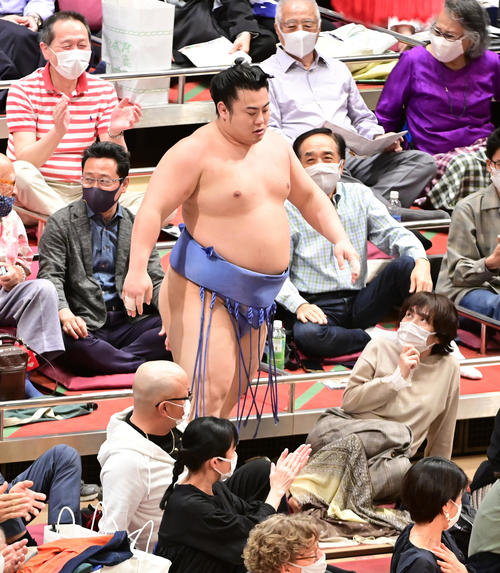 北勝富士に押し出しで敗れた翔猿は勢い余ってマス席付近まで達し観客を喜ばせる(撮影・小沢裕)