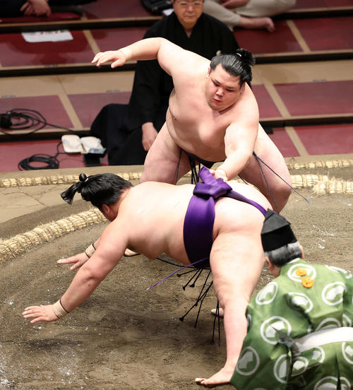 明生（手前）を突き落としで破る阿武咲（撮影・鈴木正人）